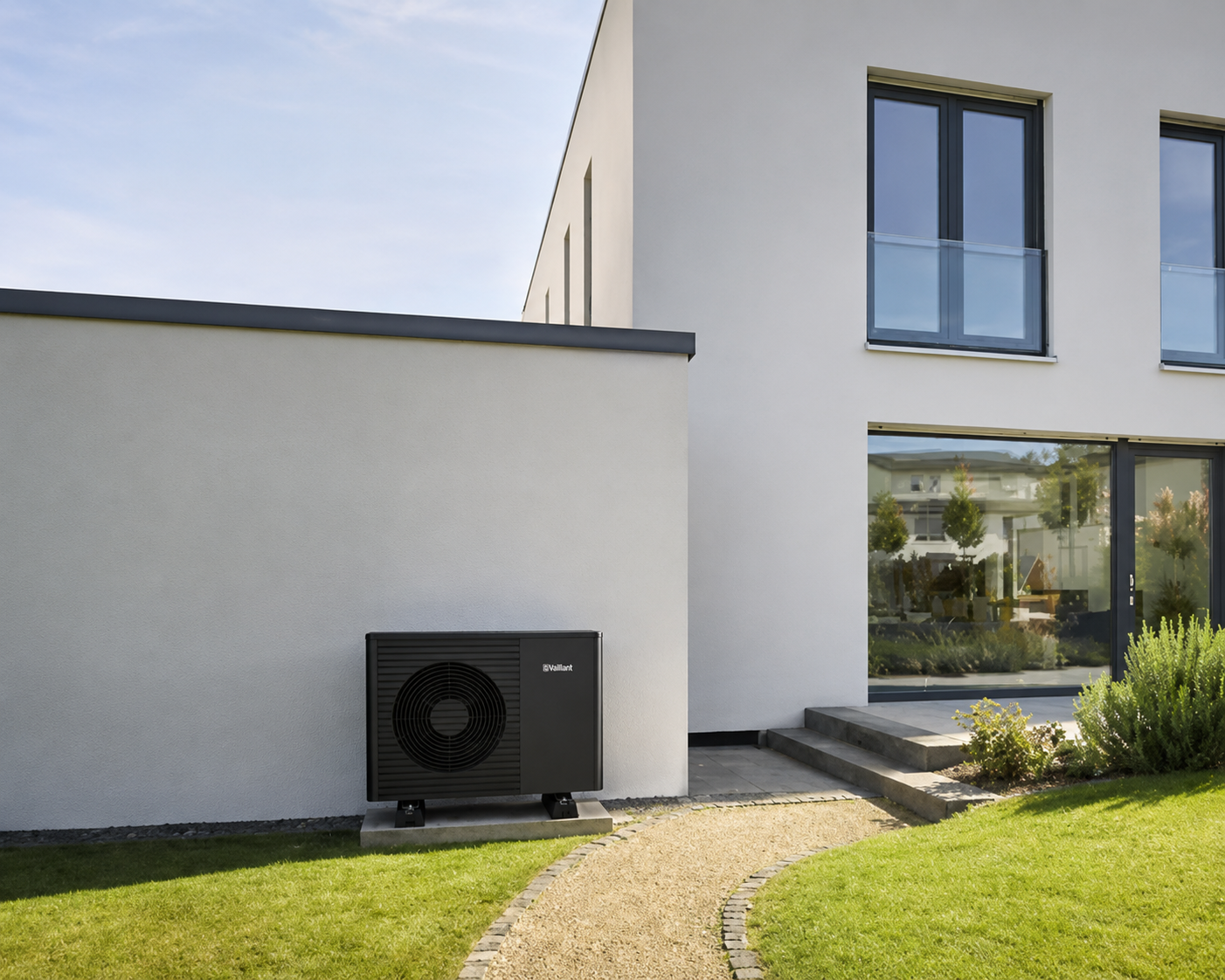Luft-til-vand varmepumpe udedel installeret ved moderne hus